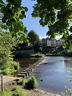 1 Bedroom - Sleeps 4 - Pets - Parking on Site