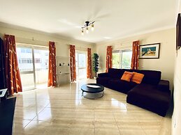 Quarteira Central by Homing
