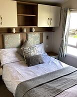 Immaculate 8-bed Cabin in Tattershall Lake