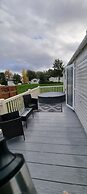 Immaculate 8-bed Cabin in Tattershall Lake