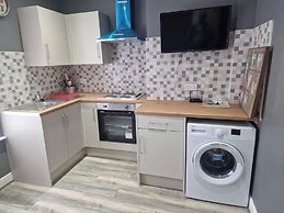 Impeccable 3-bed Apartment in Bradford to Explore