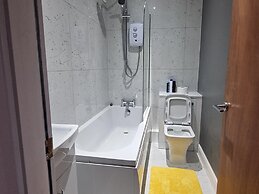 Impeccable 3-bed Apartment in Bradford to Explore