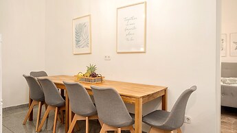 Designer Apartment - 5 min to Center