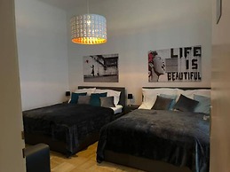 Designer Apartment - 5 min to Center