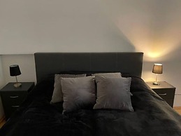 Designer Apartment - 5 min to Center