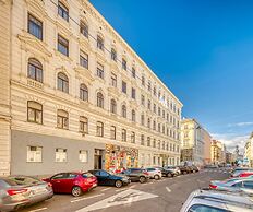 Designer Apartment - 5 min to Center