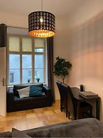 Designer Apartment - 5 min to Center
