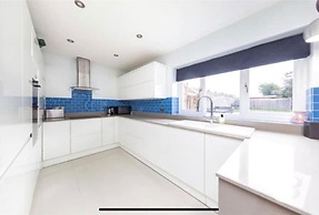 Stunning 4-bed House in Gidea Park