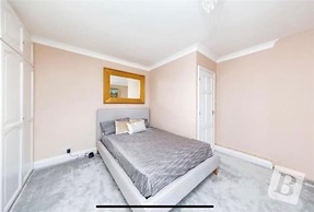 Stunning 4-bed House in Gidea Park
