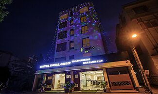 Treebo Royal Orbit, Metropoliton