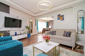 Luxury 4 Bedroom with a Rooftop Pool