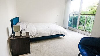 Modern Spacious 2-bed Apartment in London