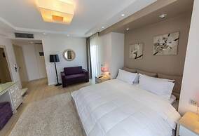 Demi Hotel