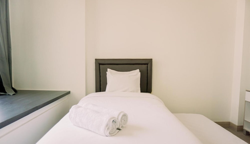 Homey And Comfy Studio Collins Boulevard Apartment