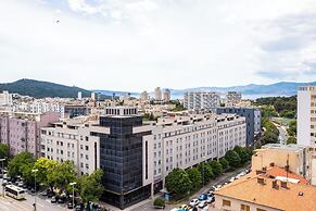 Comfortable apartment with great city and sea view