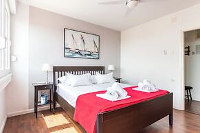 Comfortable apartment with great city and sea view