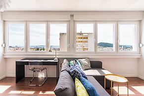 Comfortable apartment with great city and sea view