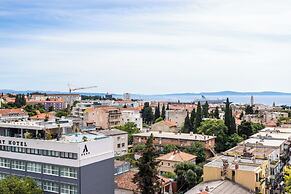 Comfortable apartment with great city and sea view