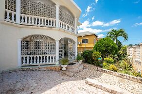 Leela's Manor