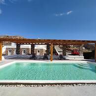 Mykonos Stylish Ivory Apt w Shared Pool