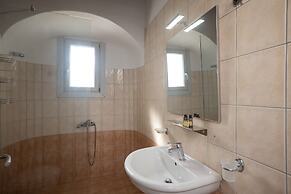Mykonos Stylish Ivory Apt w Shared Pool