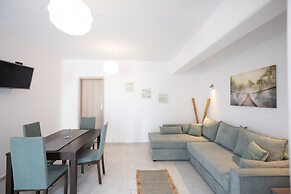 Ginger Gold Apt Getaway with Shared Pool