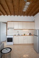 1 Bd Emerald Apt w Sparkling Shared Pool