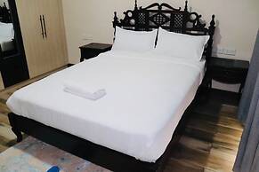 Lux Suites Silverstone  Apartments