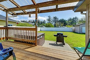 Crescent City Home w/ Hot Tub: Half-block to Beach
