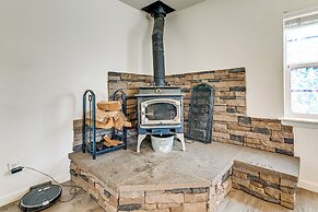 Crescent City Home w/ Hot Tub: Half-block to Beach