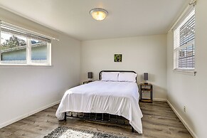 Crescent City Home w/ Hot Tub: Half-block to Beach
