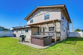 Crescent City Home w/ Hot Tub: Half-block to Beach