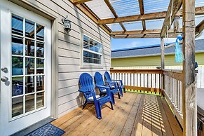 Crescent City Home w/ Hot Tub: Half-block to Beach