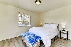 Crescent City Home w/ Hot Tub: Half-block to Beach