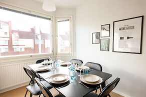 2ndhomes Modern & Cozy 2BR Apt w Balcony