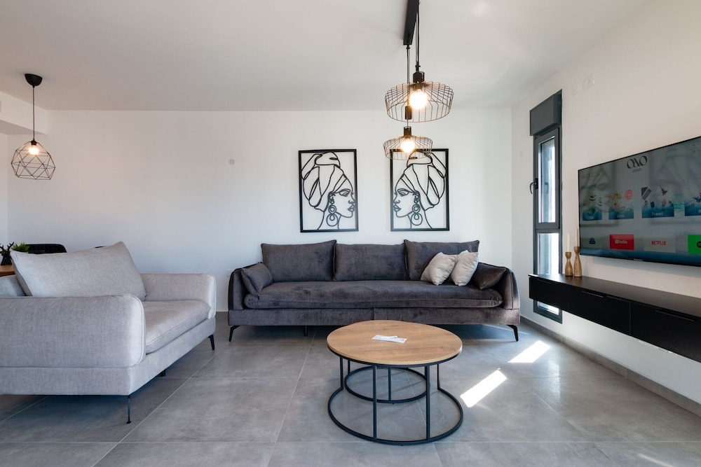 Luxury APT 3 BR New Tower Parking