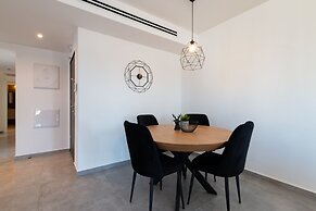 Luxury APT 3 BR New Tower Parking