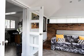 3 Bed House - Sleeps 6 - Garden - Parking - Wifi