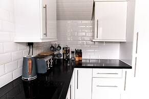 3 Bed House - Sleeps 6 - Garden - Parking - Wifi