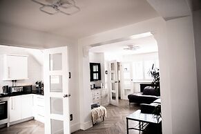 3 Bed House - Sleeps 6 - Garden - Parking - Wifi
