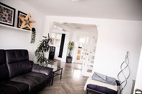 3 Bed House - Sleeps 6 - Garden - Parking - Wifi
