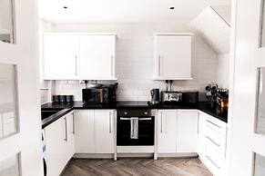 3 Bed House - Sleeps 6 - Garden - Parking - Wifi