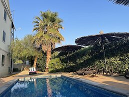 2 Bed Flat - Sleeps 6 - Pool - Garden - Parking