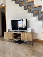 2 Bed Flat - Sleeps 6 - Pool - Garden - Parking