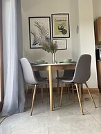 2 Bed Flat - Sleeps 6 - Pool - Garden - Parking