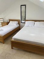 2 Bed Flat - Sleeps 6 - Pool - Garden - Parking