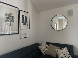 2 Bed Flat - Sleeps 6 - Pool - Garden - Parking