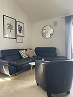 2 Bed Flat - Sleeps 6 - Pool - Garden - Parking