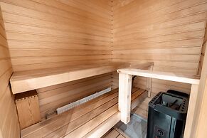 2ndhomes Top Floor 3BR Apartment w Sauna