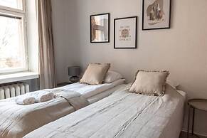 2ndhomes Bright & Spacious 5BR Apartment